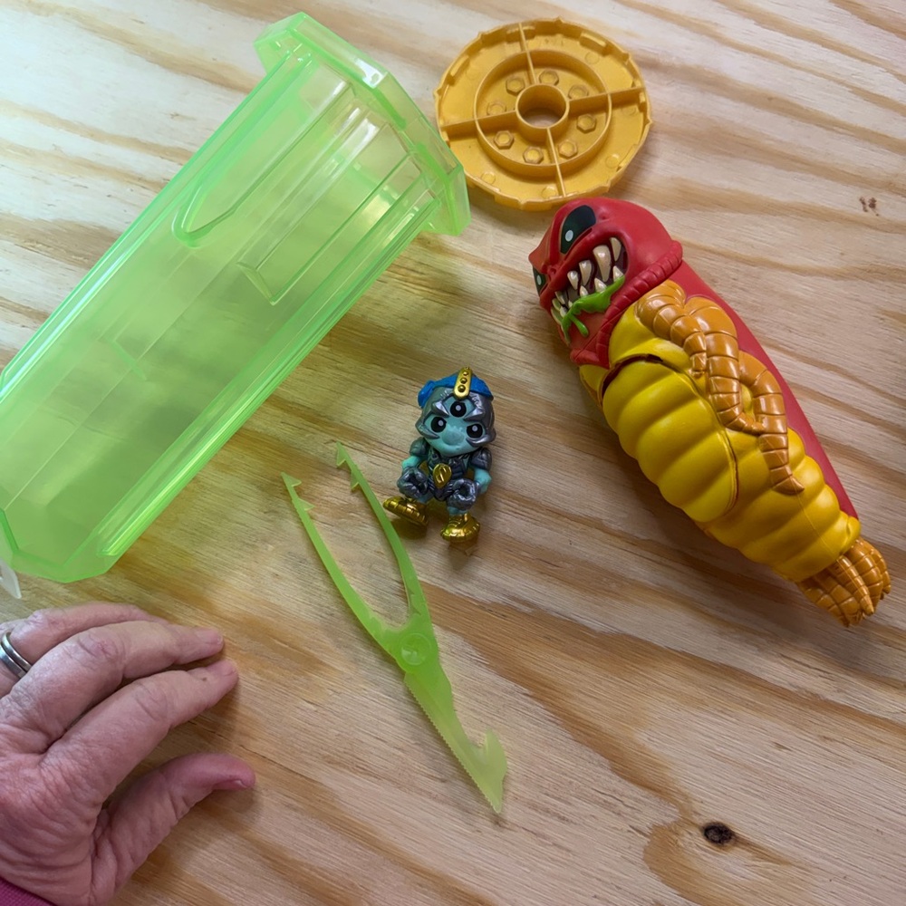 Treasure X Alien Dissect an Alien Figure Coffin Case Mini Alien Moose